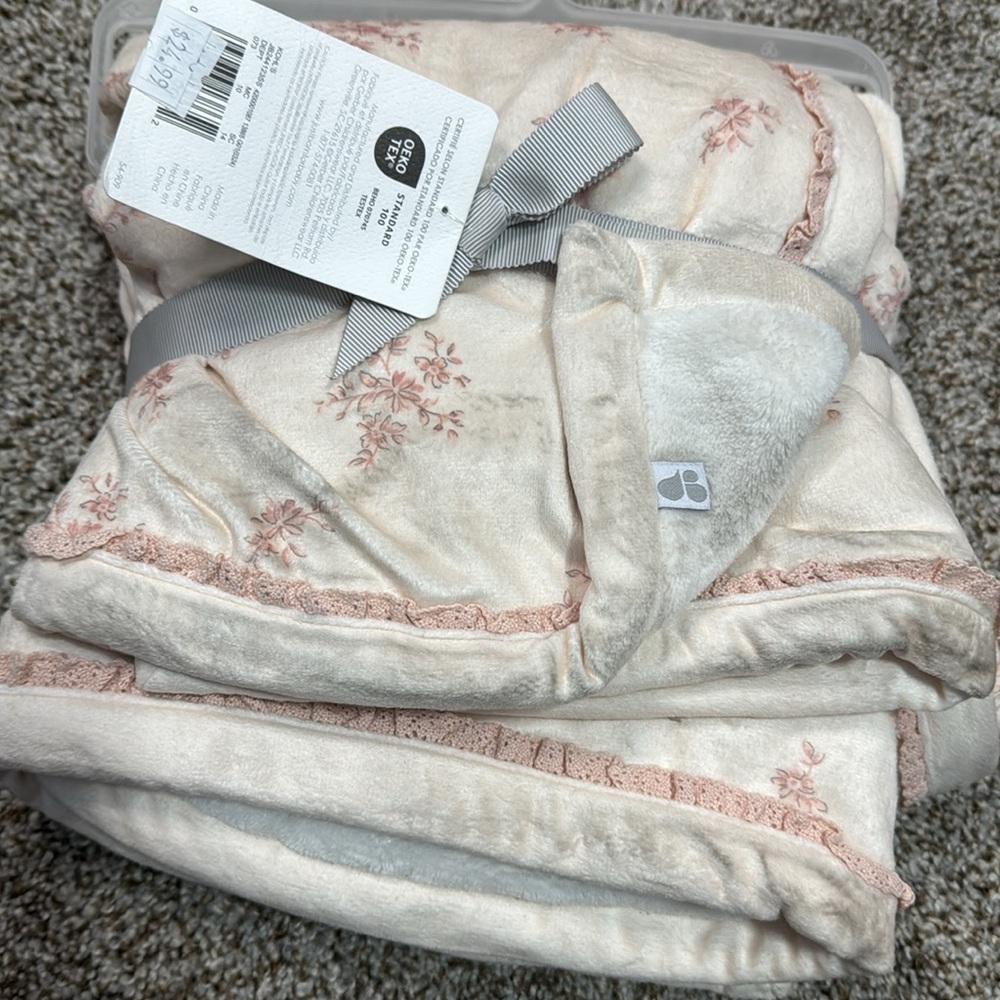 JUST BORN Pink and Cream Floral Blanket in minky soft fabric - Picture 4 of 7